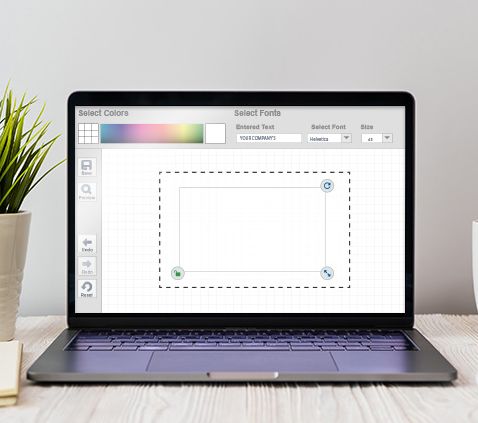 Laptop, der den on-line-Logohersteller zeigt