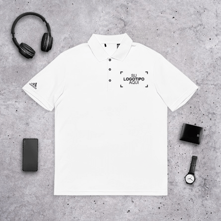 La camiseta polo personalizada combinada con accesorios de moda, como cascos, un reloj de pulsera, una cartera y un teléfono.
