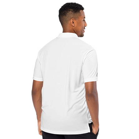 Imagem traseira de um homem usando uma camisa polo personalizada.